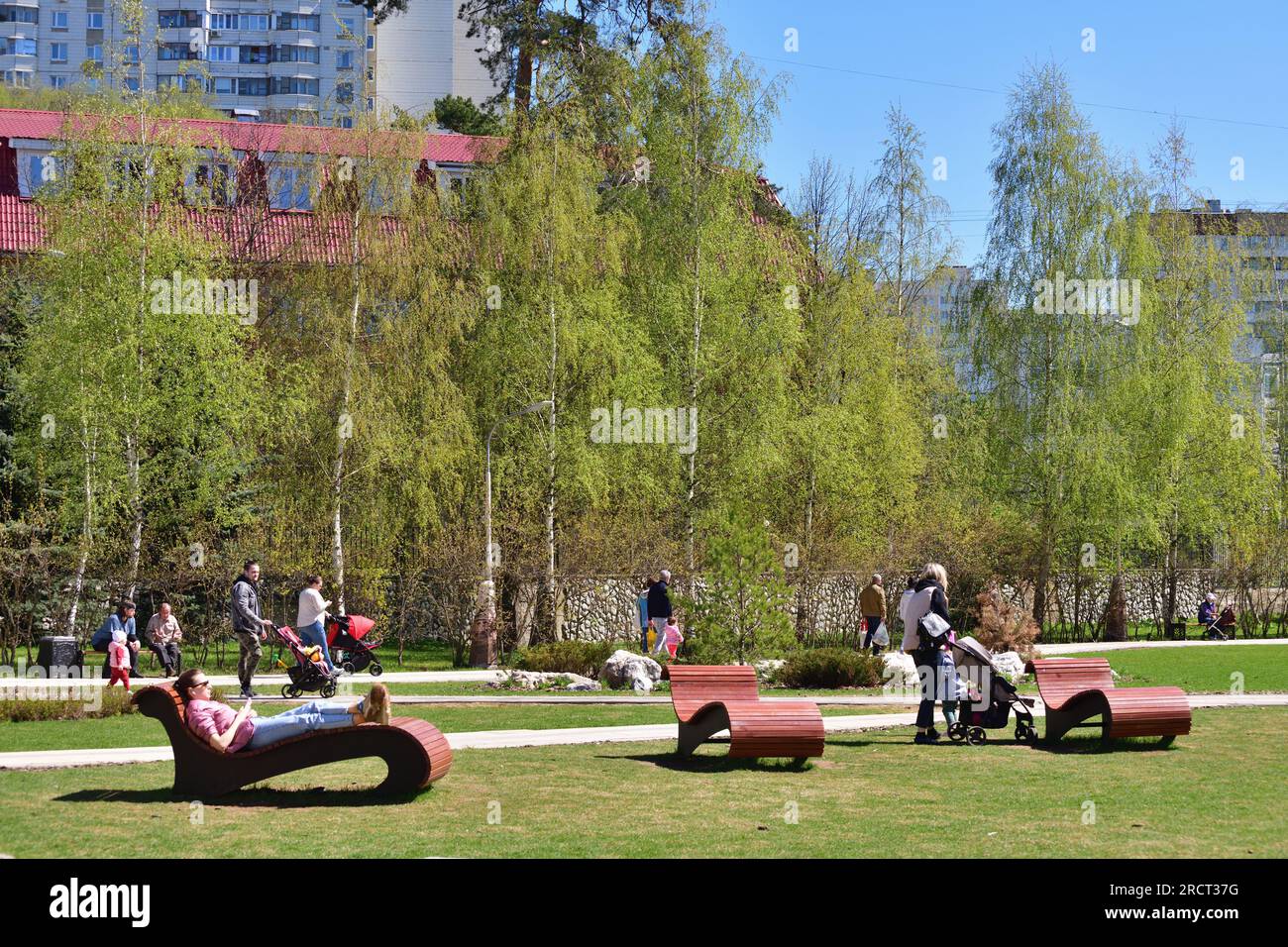 Moskau, Russland - Mai 11. 2021. Erholungsbereich mit Sonnenliegen in Zelenograd Stockfoto