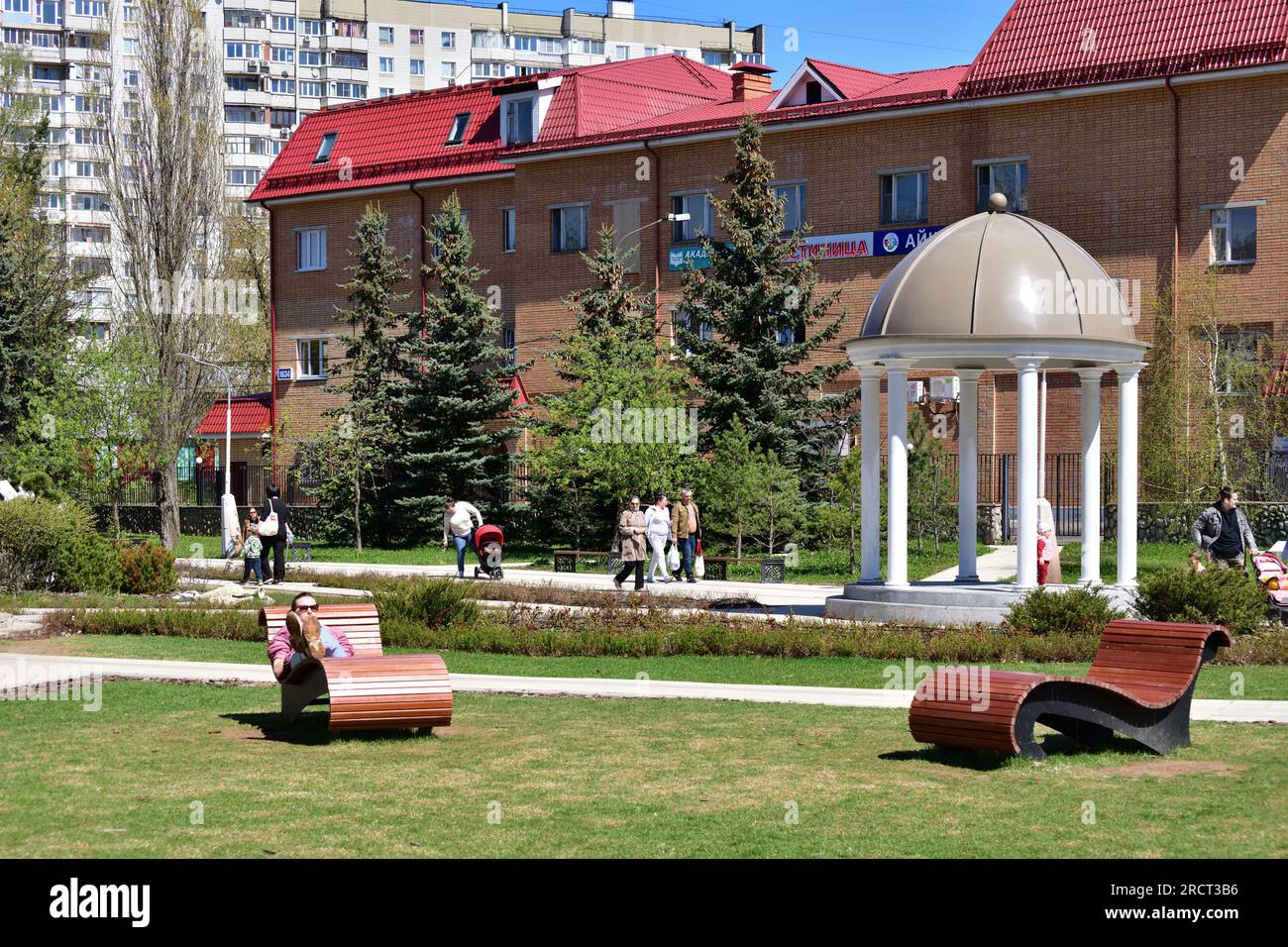 Moskau, Russland - Mai 11. 2021. Erholungsbereich mit Sonnenliegen in Zelenograd Stockfoto