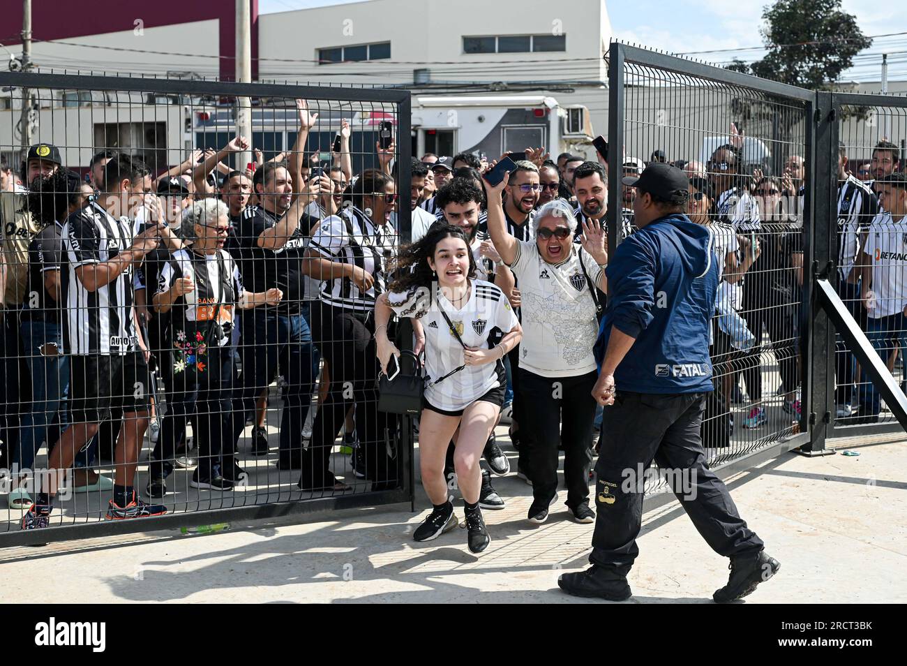 Belo Horizonte, Brasilien. 16. Juli 2023. Anhänger des Atletico Mineiro kommen am 16. Juli im Arena MRV Stadion an, bevor das freundliche Match Atletico Mineiro Legends in der Arena MRV in Belo Horizonte stattfindet. Foto: Gledston Tavares/DiaEsportivo/Alamy Live News Kredit: DiaEsportivo/Alamy Live News Stockfoto