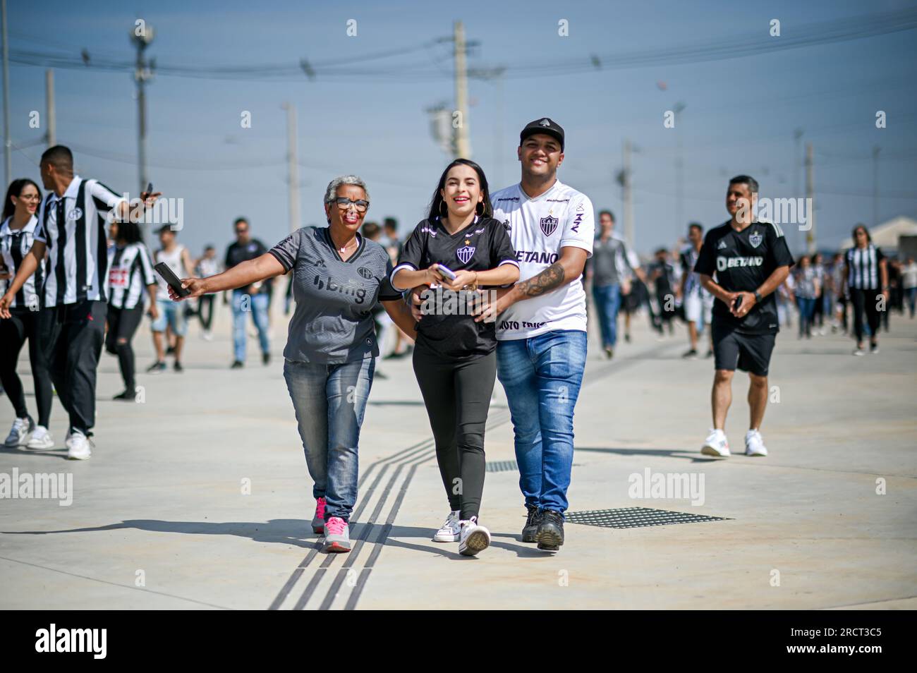 Belo Horizonte, Brasilien. 16. Juli 2023. Anhänger des Atletico Mineiro kommen am 16. Juli im Arena MRV Stadion an, bevor das freundliche Match Atletico Mineiro Legends in der Arena MRV in Belo Horizonte stattfindet. Foto: Gledston Tavares/DiaEsportivo/Alamy Live News Kredit: DiaEsportivo/Alamy Live News Stockfoto