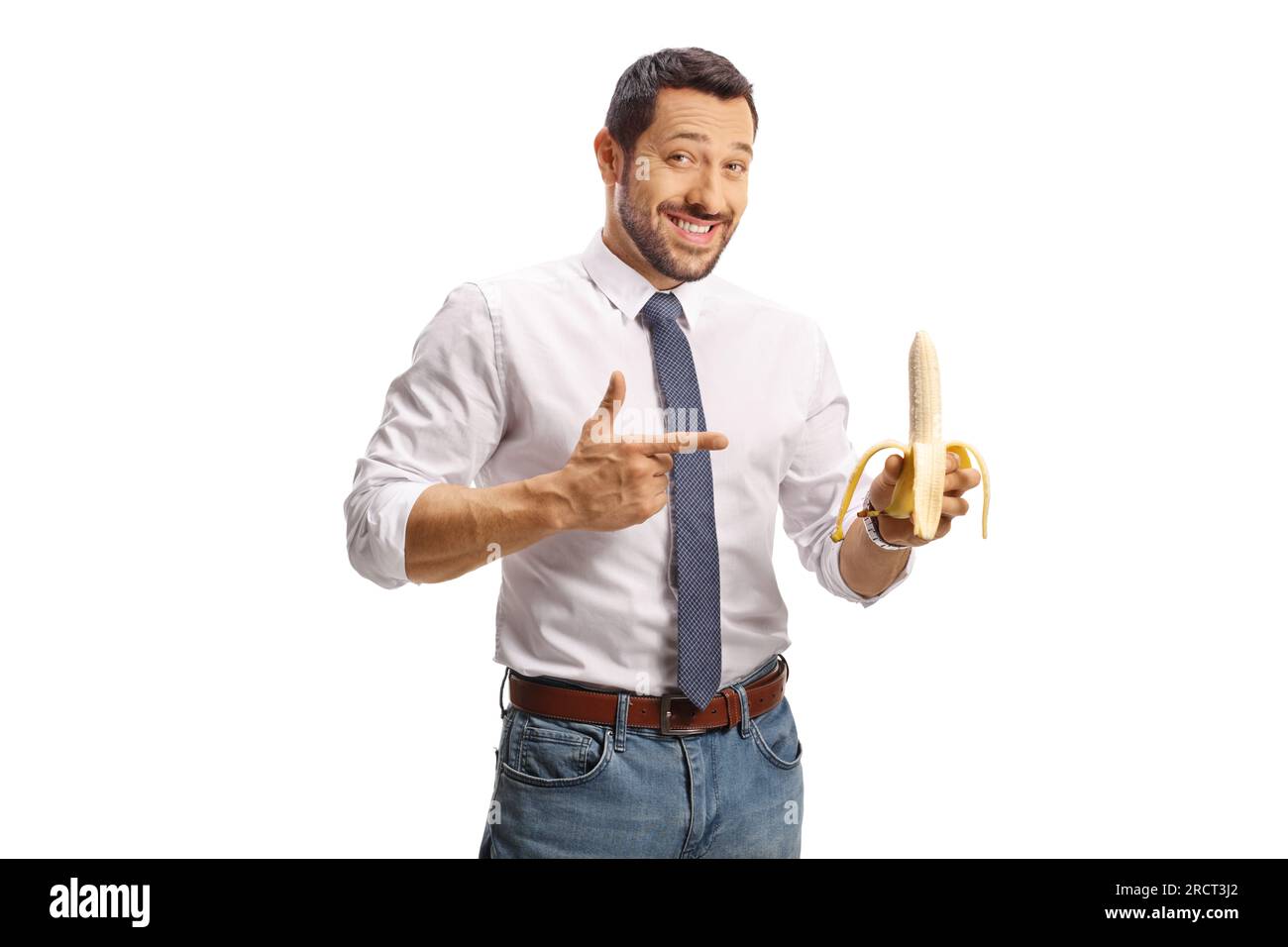 Glücklicher junger Mann, der eine Banane hält und isoliert auf weißen Hintergrund zeigt Stockfoto