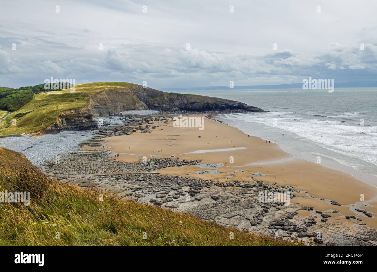 Blick auf Dunraven Bay (auch bekannt als Southerndown Beach) und seine Kieselsteine, Sandstrände und Klippen an der Glamorgan Heritage Coast. Die Flut kommt. Stockfoto