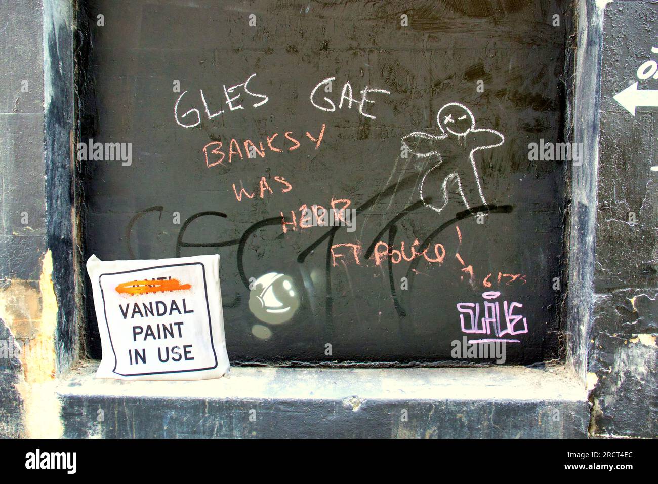 Glasgow, Schottland, Vereinigtes Königreich 16. Juli 2023. In Glasgow wird "New Banksy" oder "Wanksy" genannt, da ihre Authentizität an derselben Stelle in Frage gestellt wird wie jene, die vor einigen Wochen eine solche Kontroverse ausgelöst hat, eine Schablone zwischen den Postratten-Graffiti in der Nähe der aktuellen Ausstellung von Cut and Run. Credit Gerard Ferry/Alamy Live News Stockfoto