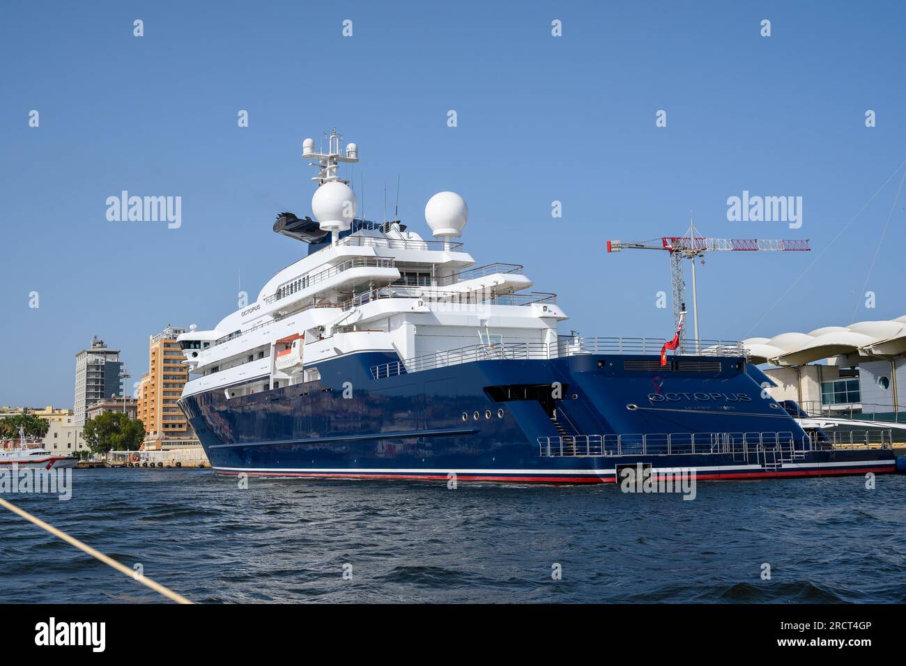 CAGLIARI, ITALIEN - JULI 2023: Die 414-Fuß-Luxusyacht „Octopus“ im Besitz des Microsoft-Mitbegründers Paul Allen liegt am 15. Juli 2023 im Hafen vor Stockfoto