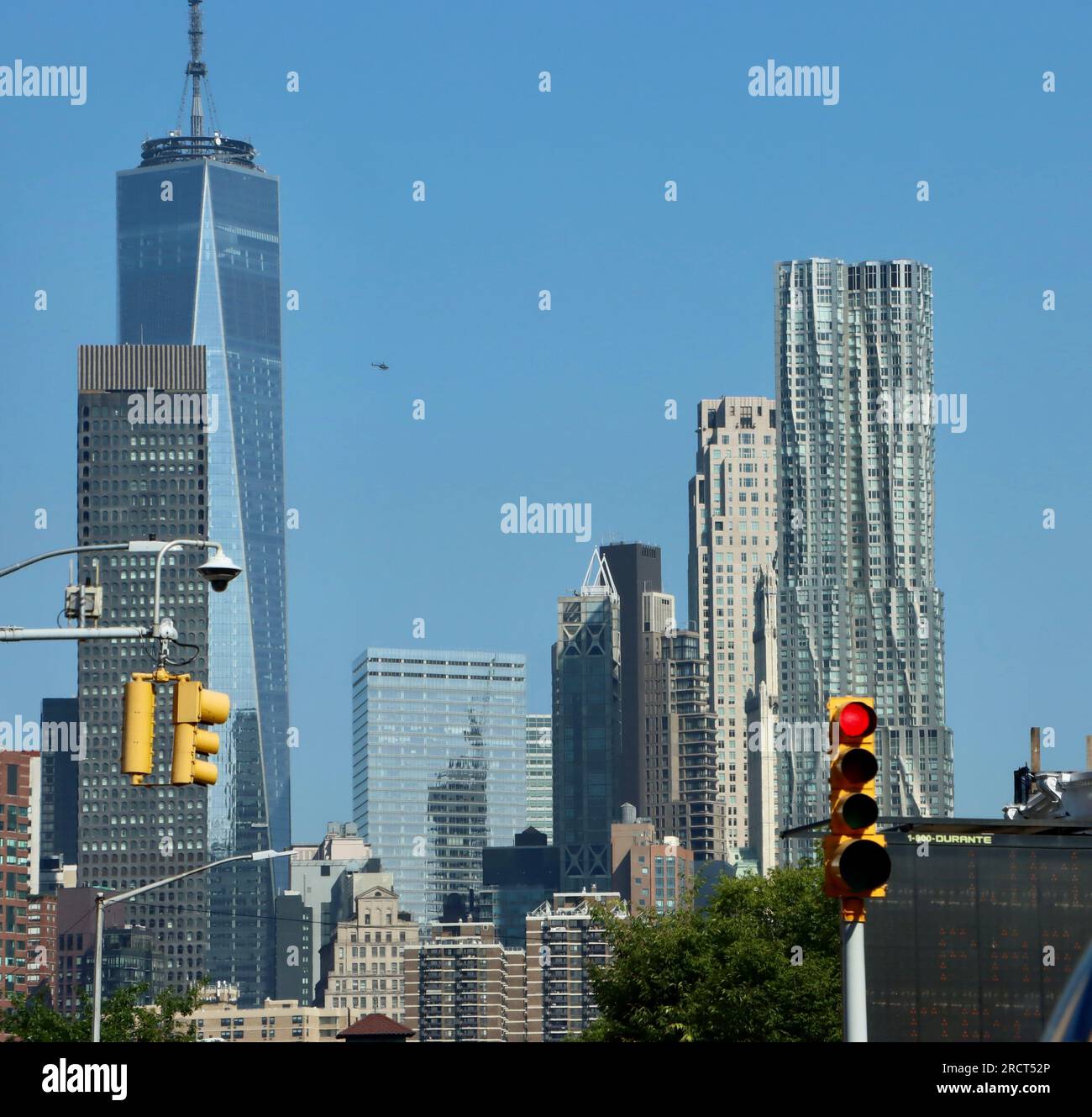 Gebäude im Zentrum von Manhattan mit Blick auf den Freedom Tower von Brooklyn aus, während Sie an der Ampel sitzen. Stockfoto