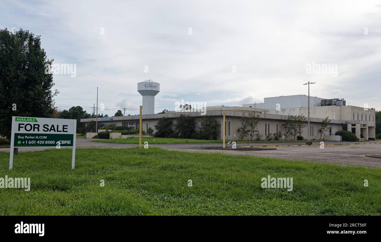 Das Sun Herald Zeitungsgebäude in 205 DeBuys Rd Leere am Samstag, den 17. Juli 2021 in Gulfport, Harrison County, MS, USA. Das 1970 erbaute, fast 87.000 Quadratmeter große Gebäude auf mehr als 18 Hektar Land, das nach einem früheren Verleger den Spitznamen „Fort Weeks“ erhielt, überlebte den Hurrikan Katrina – danach erhielt der Sun Herald einen Pulitzer-Preis für seine Berichterstattung Doch konnte die Übernahme durch die McClatchy Company nicht überleben, die Mitte April 2020 die Büros der Zeitung an einen kleineren, „kosteneffizienteren“ Standort in der Innenstadt von Gulfport verlegt hatte. (APEX MediaWire Foto von Billy Suratt) Stockfoto