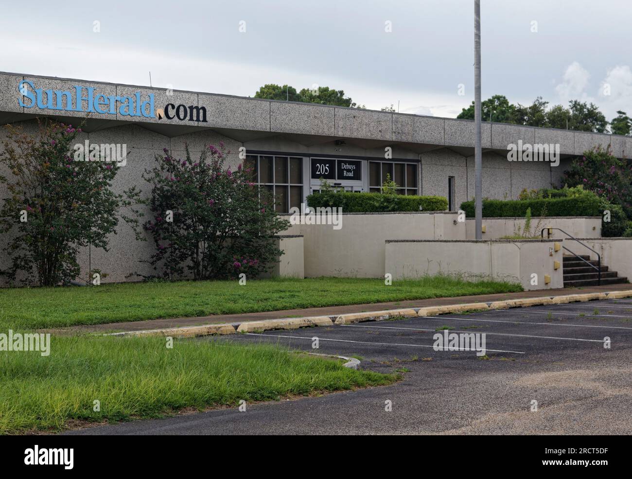 Das Sun Herald Zeitungsgebäude in 205 DeBuys Rd Leere am Samstag, den 17. Juli 2021 in Gulfport, Harrison County, MS, USA. Das 1970 erbaute, fast 87.000 Quadratmeter große Gebäude auf mehr als 18 Hektar Land, das nach einem früheren Verleger den Spitznamen „Fort Weeks“ erhielt, überlebte den Hurrikan Katrina – danach erhielt der Sun Herald einen Pulitzer-Preis für seine Berichterstattung Doch konnte die Übernahme durch die McClatchy Company nicht überleben, die Mitte April 2020 die Büros der Zeitung an einen kleineren, „kosteneffizienteren“ Standort in der Innenstadt von Gulfport verlegt hatte. (APEX MediaWire Foto von Billy Suratt) Stockfoto