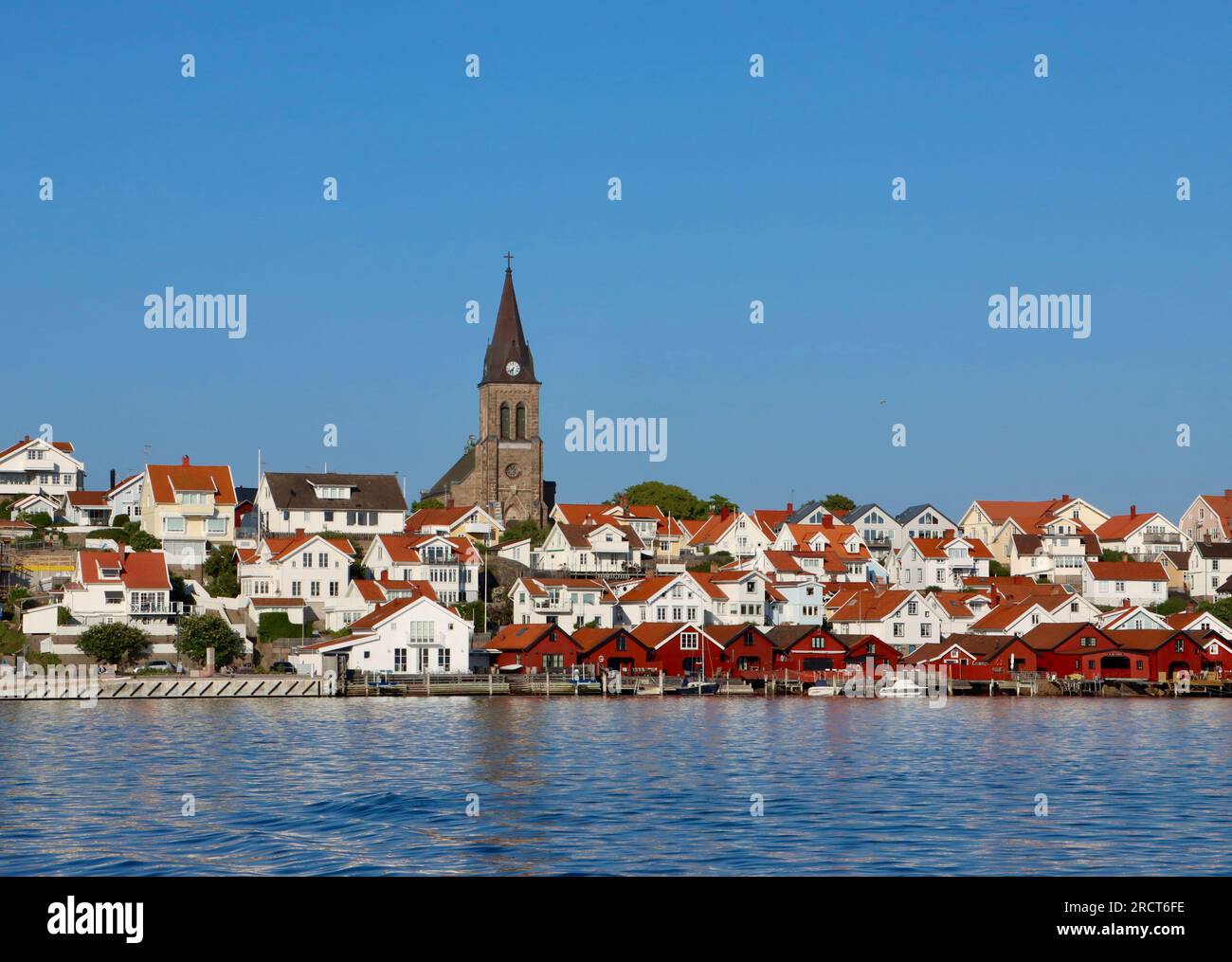 Schwedisches Sommerziel Dorf Fjällbacka, Hafen und Inselgruppe an der Westküste Schwedens an der Nordsee im Juni 2023 Stockfoto