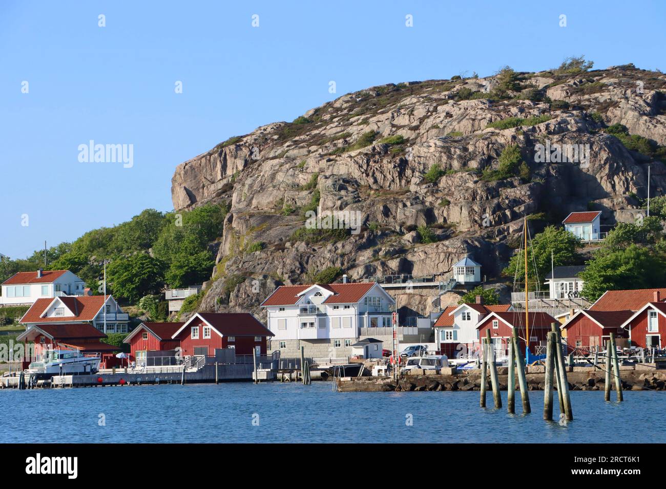 Schwedisches Sommerziel Dorf Fjällbacka, Hafen und Inselgruppe an der Westküste Schwedens an der Nordsee im Juni 2023 Stockfoto