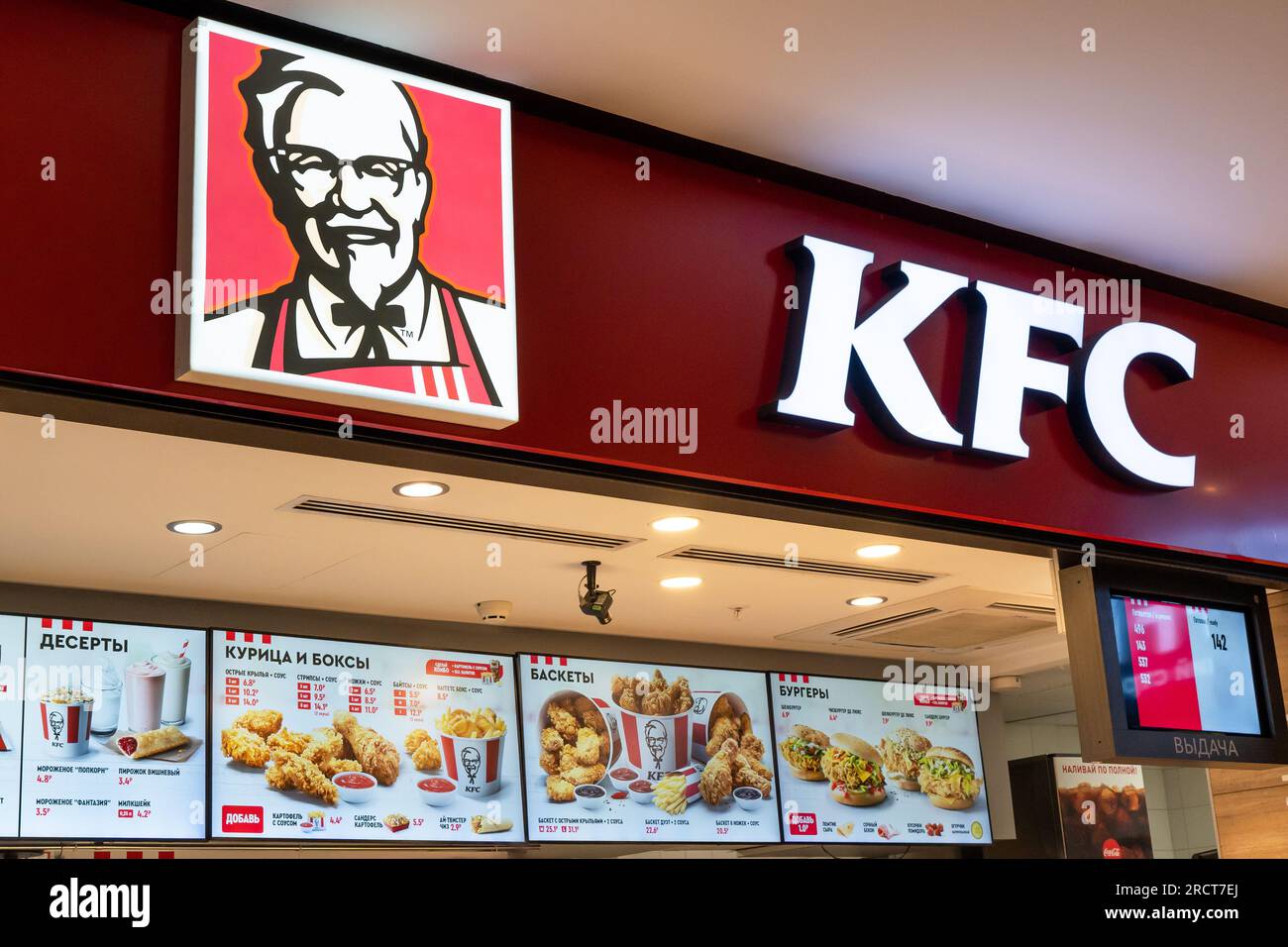 KFC Fast Food Restaurant. Schilder für das Kentucky Fried Chicken Restaurant und Fast Food Show-Menü für Gäste. Minsk, Weißrussland, 18. Mai 2023 Stockfoto