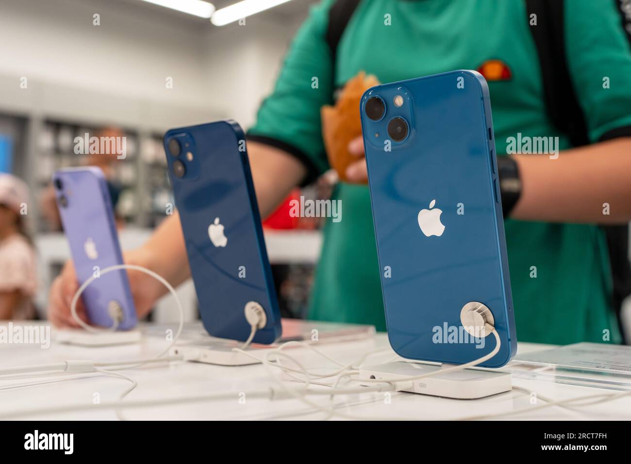 Rückansicht der neuen iPhone-Smartphones im Apple Store. Der Käufer sucht nach einem neuen Gadget und versucht es zu kaufen. Minsk, Weißrussland, 17. Juli 2023 Stockfoto