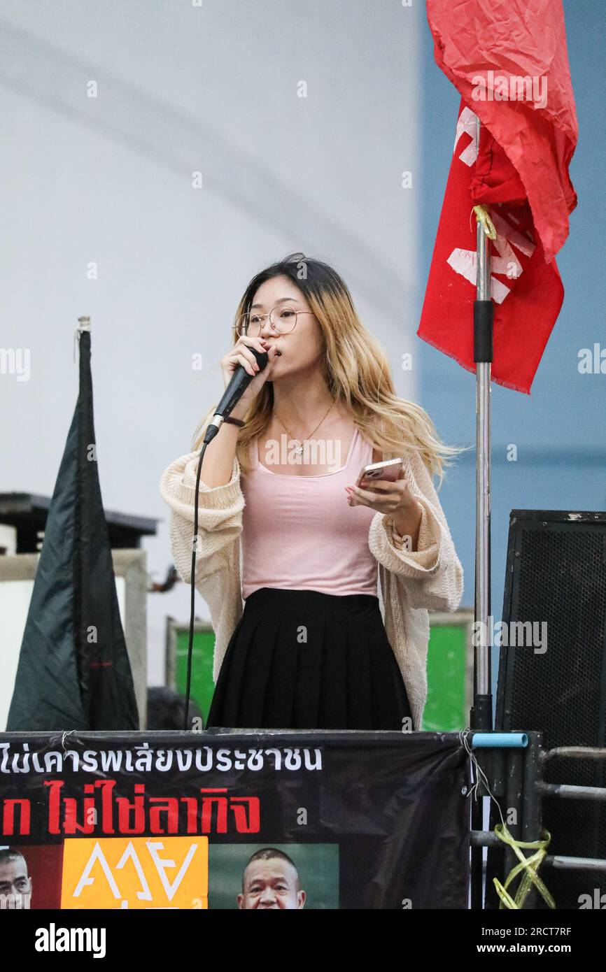 16. Juli 2023, Bangkok, Thailand: Demonstranten organisieren eine Automobe Respect My Vote, um Senatoren, die als Anführer der Streitkräfte dienen, Rücktrittsbriefe zu bringen. Bestehend aus dem Ständigen Sekretär des Verteidigungsministeriums, dem Obersten Befehlshaber, dem Befehlshaber der Armee, der Marine, der Luftwaffe und dem Generalkommissar der Königlichen thailändischen Polizei, indem er Karawanen zusammen mit Hupen organisiert, um dem Hauptquartier der Armee, der Marine, Unterlagen vorzulegen, National Police und endet am Bangkok Art and Culture Center. (Kreditbild: © Adirach Toumlamoon/Pacific Press via ZUMA Press Wire) REDAKTIONELLE VERWENDUNG AM Stockfoto