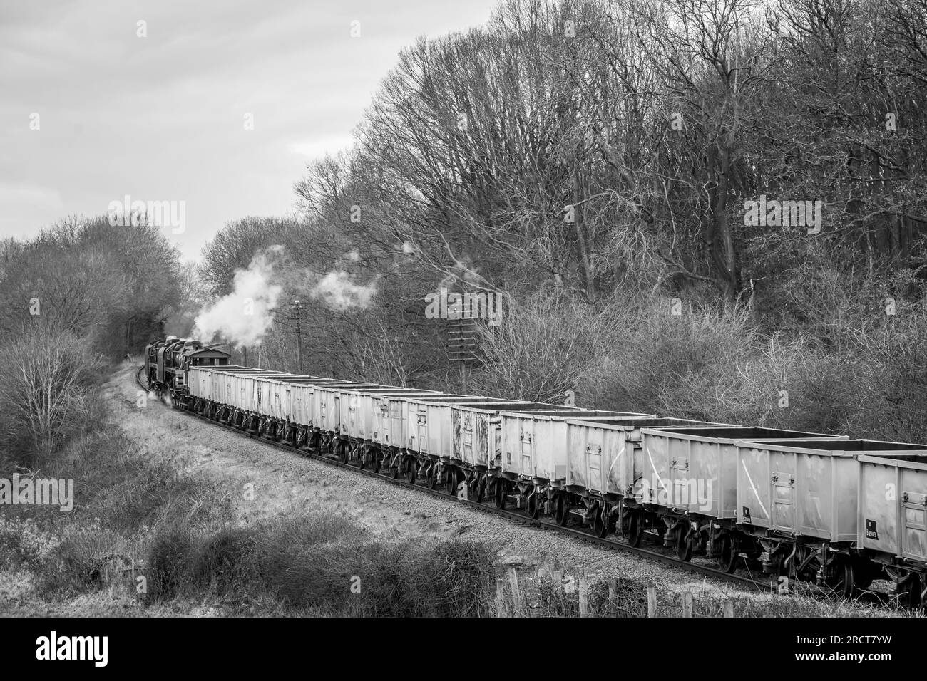 BR 'Klasse 5' 4-6-0 Nr. 73156 und 73082 'Camelot' paases in der Nähe der Kinchley Lane auf der Great Central Railway, Leicestershire Stockfoto