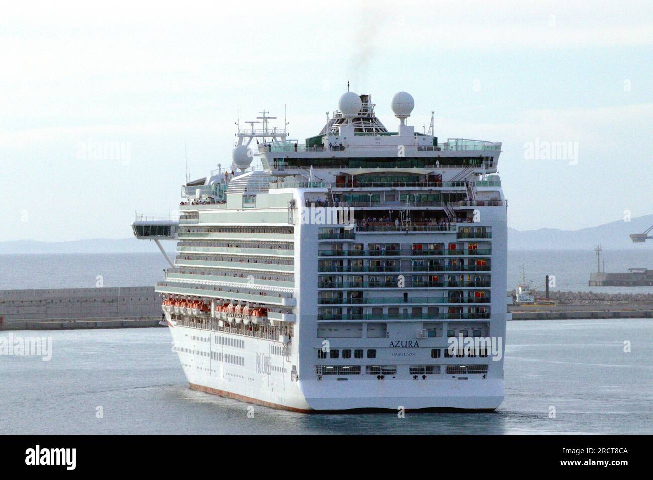 Nachdem das P&O-Kreuzfahrtschiff „Azura“ seine Anlegestellen verrutscht hat, setzt es seine Kreuzfahrt fort, wobei Gäste das segelboot vom Hafen Civitavecchia, Italien, genießen. Stockfoto