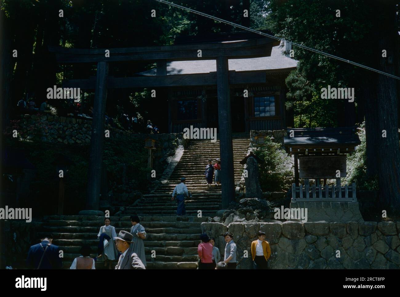 Oldtimer-Foto aus dem Jahr 1950, Mitake-Schrein in Okutama, Tokio, Japan. QUELLE: 35MM TRANSPARENCY Stockfoto