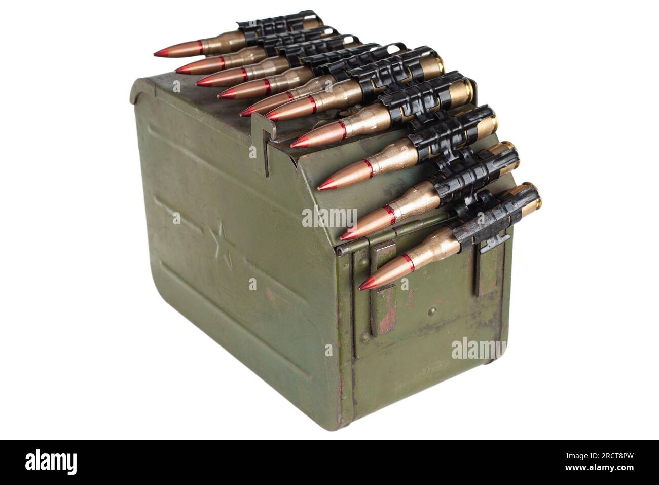 Munitionskasten mit Munitionsband und 12,7mm Patronen für schweres Maschinengewehr isoliert auf weißem Hintergrund. Stockfoto