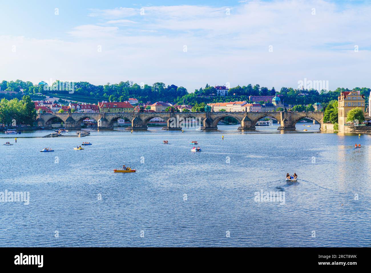 Panoramablick auf die Moldau über die Karlsbrücke in Prag, Tschechische Republik. Stockfoto