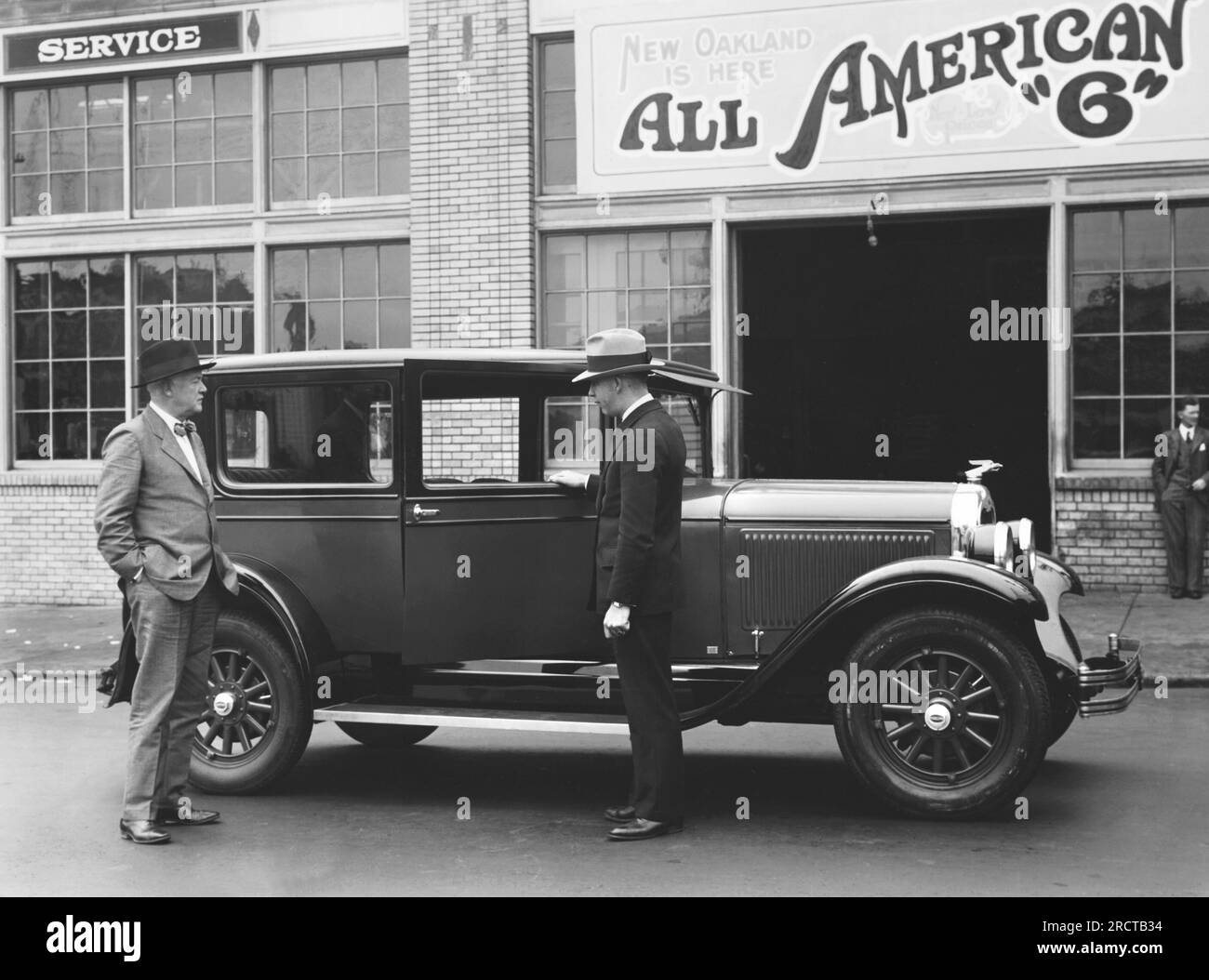 San Francisco, Kalifornien: ca. 1927 zwei Männer stehen vor dem Autohaus mit dem neuen Oakland-Automobil. Stockfoto
