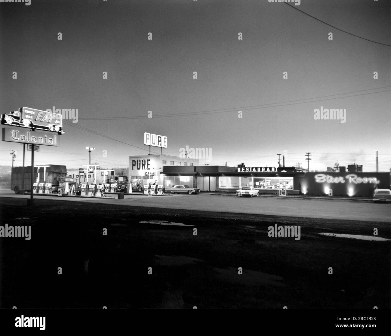 Birmingham, Alabama: ca. 1962 Ein neuer und schickerer Rastplatz auf 15 Morgen Land mit Schlafzimmern für Fernfahrer und einem großen Parkplatz sowie einem Restaurant. Stockfoto