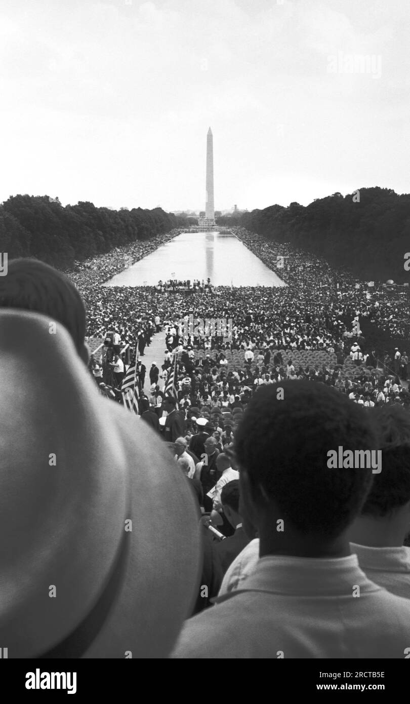 Washington, D.C.: 28. August 1963 der bürgerrechtsmarsch auf Washington zeigt Menschenmengen in der Mall, beginnend am Lincoln Memorial, um den Reflecting Pool herum und weiter zum Washington Monument. Stockfoto