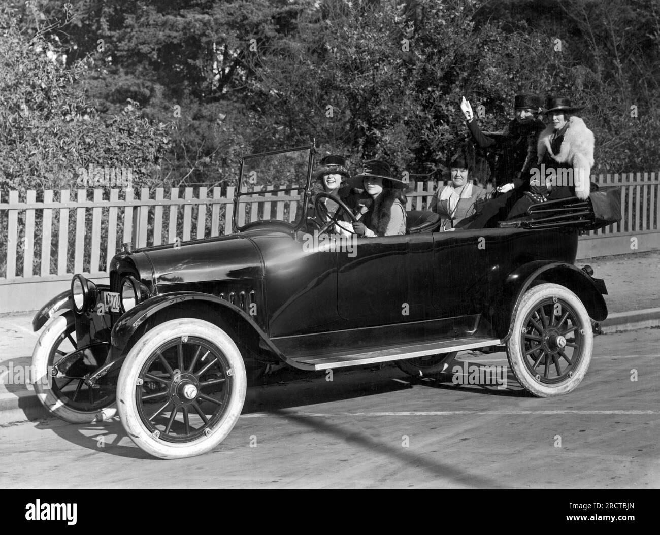 Kalifornien: 1916 fünf Frauen in ihren Pelzen fahren in einem 1916 Maxwell. Stockfoto
