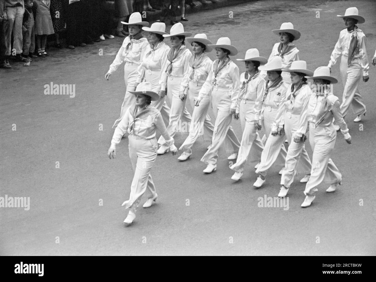 Billings, Montana: 1939 Cowgirls bei der Go Western Parade. Stockfoto