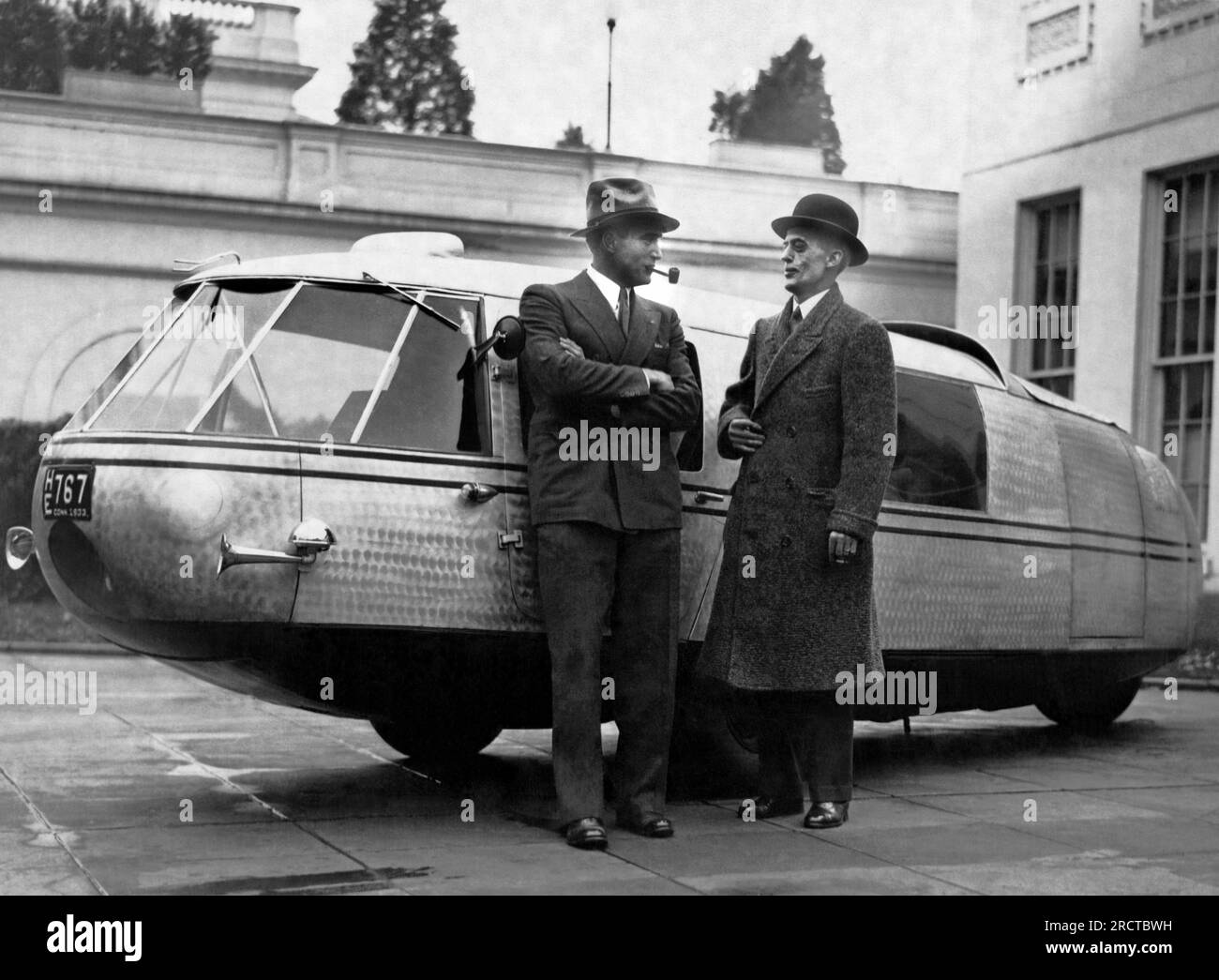 Washington, D.C.: 13. November 1933 Captain Al Williams, notierter Speed Flyer und Fahrer, und Marvin McIntyre, Sekretär von Präsident Roosevelt, im Weißen Haus, steht neben dem Dymaxion Concept Car, entworfen von Buckminster Fuller. Stockfoto