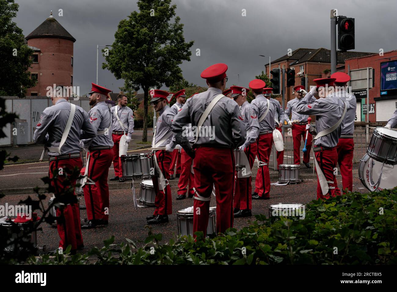 Belfast, Großbritannien. 12. Juli 2023. Loyalisten protestanten machen eine Pause vom orangenmarsch. Protestanten marschierten am 12. Juli durch die Straßen von Belfast, um die Schlacht der Boyne zu feiern. Orange Walks ist während der gesamten Existenz des Ordens auf Kritik gestoßen, sowohl von Katholiken als auch von Nationalisten, die sie als religiös und triumphalistisch wahrnehmen. (Credit Image: © Natalia Campos/SOPA Images via ZUMA Press Wire) NUR ZUR REDAKTIONELLEN VERWENDUNG! Nicht für den kommerziellen GEBRAUCH! Stockfoto