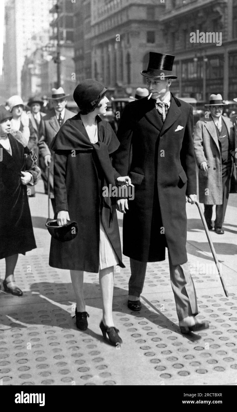 New York, New York: 1928. Frauen feuern ihre Lucky Strike Zigaretten während der Fifth Avenue Easter Parade öffentlich als Geste der Freiheit und absoluten Gleichheit mit Männern an. Die Demonstration wurde von Public Relations maestro, Edward Bernays, für seinen Klienten, die American Tobacco Company, organisiert Stockfoto