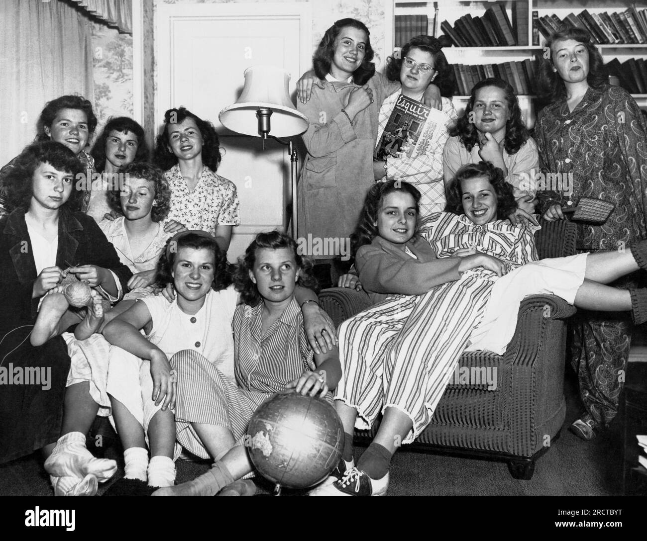 Vereinigte Staaten: c. 1947 Eine Gruppe junger Studentinnen posiert in ihrem Wohnzimmer. Stockfoto