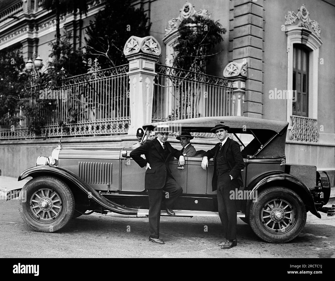 Caracas, Venezuela: ca. 1925 Vertreter von General Motors in Caracas mit ihrem Cadillac vor dem Präsidentenpalast. Stockfoto