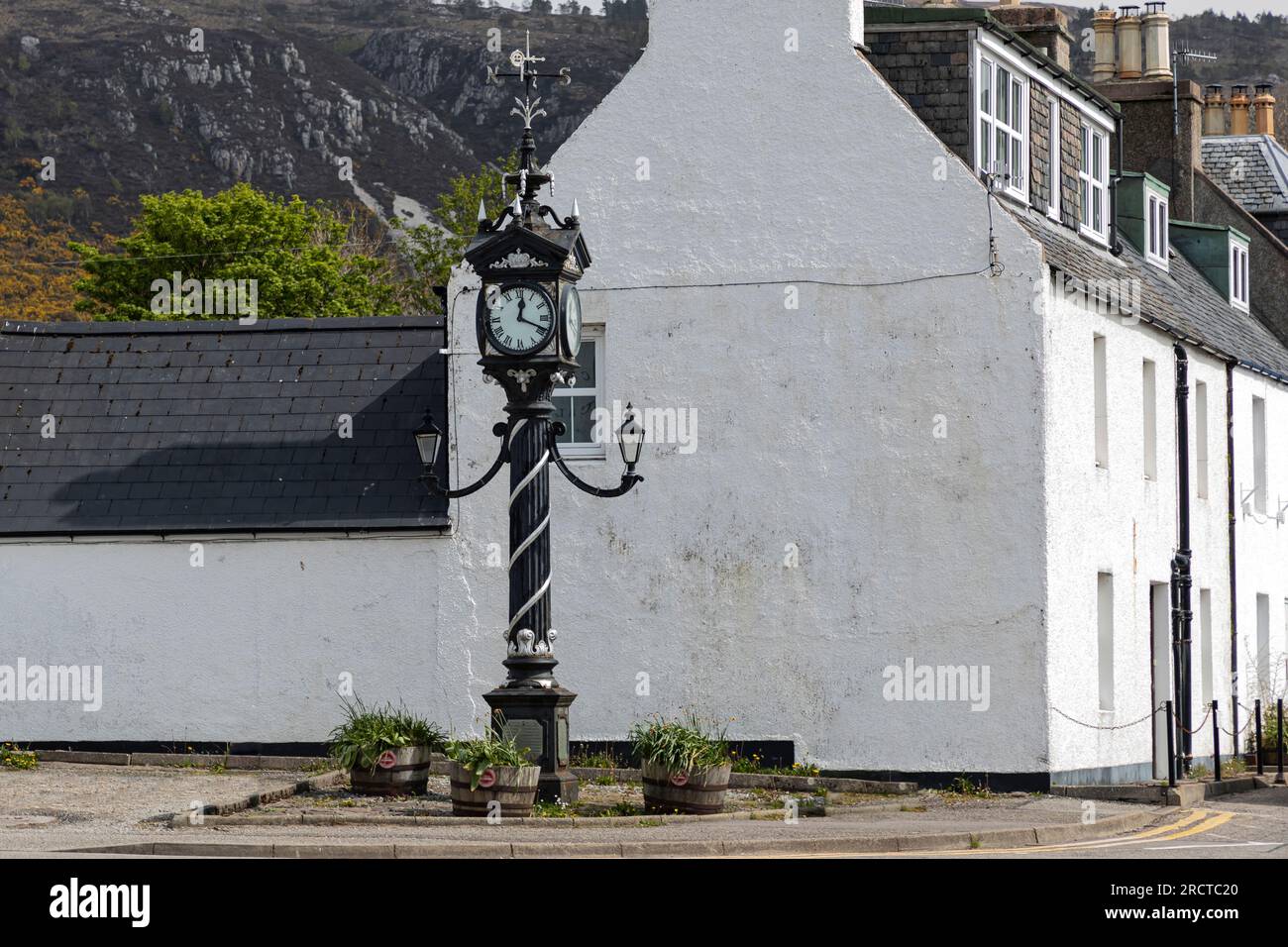 Durness, Schottland, Großbritannien - Mai 5. 2023 - kunstvolle schwarz-weiße Uhr als Straßenecke in einer kleinen schottischen Küstenstadt Stockfoto