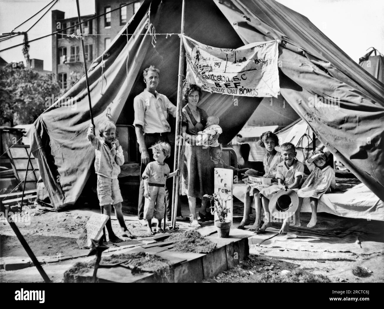 Wahington D.C.: Juli 1932. Ein Veteran aus dem 1. Weltkrieg aus Charleston, South Carolina, mit seiner Frau und sieben Kindern, die vor ihrem Zelt im Lager des Bonus Marcher an der Pennsylvania Avenue standen, Stockfoto