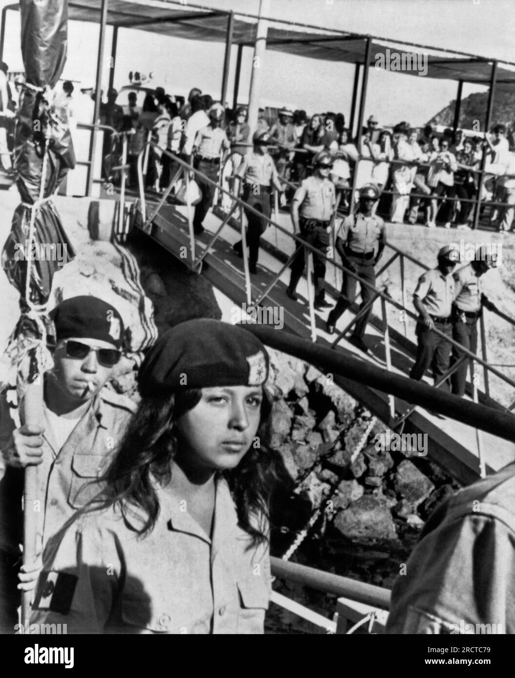 Santa Catalina Island, Kalifornien: 23. September 1972. Mitglieder der "Brown Berets", einer militanten Chicano-Organisation, werden von den Stellvertretern des Los Angeles County Sheriffs von Santa Catalina Island begleitet, nachdem sie sie 24 Tage lang besetzt hatten. Stockfoto