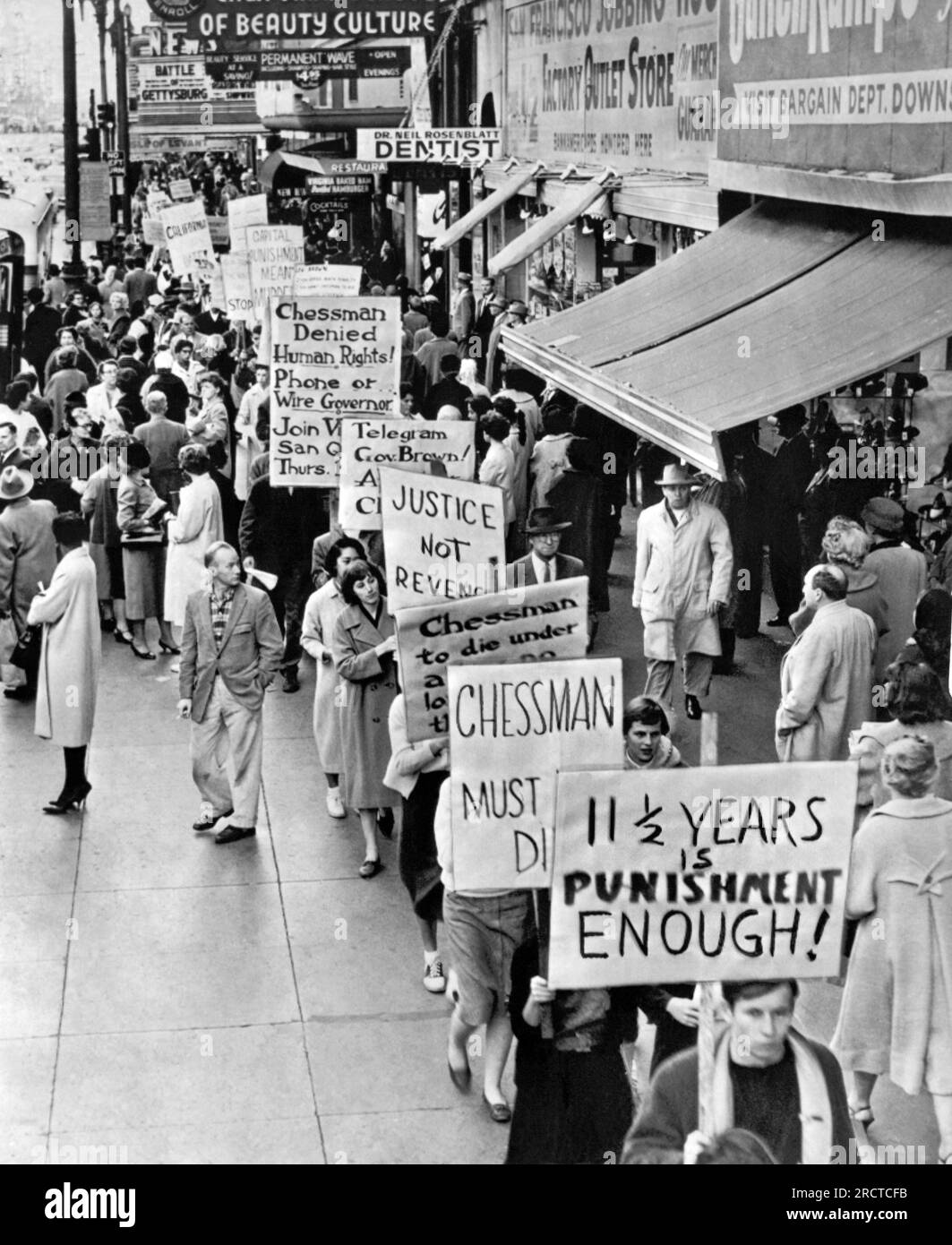 San Francisco, Kalifornien: 18. Februar 1960. Demonstranten, die Schilder auf der Market Street tragen und darum bitten, dass der verurteilte Räuber und Vergewaltiger, Caryl Chessman, der "Rotlicht-Bandit", nicht für seine Verbrechen hingerichtet wird. Stockfoto