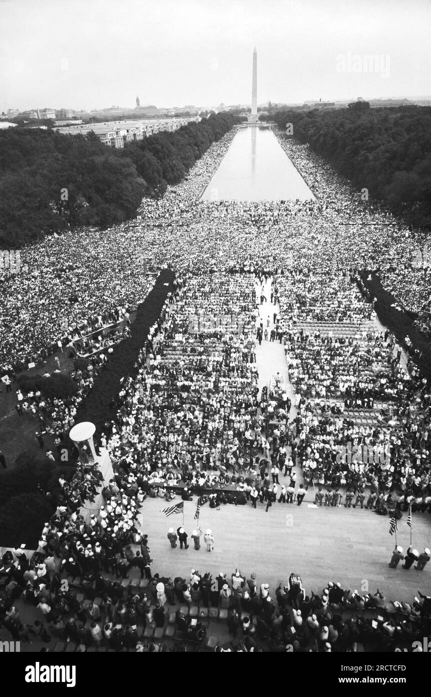 Washington, D.C.: 28. August 1963 der bürgerrechtsmarsch auf Washington zeigt Menschenmengen in der Mall, beginnend am Lincoln Memorial, um den Reflecting Pool herum und weiter zum Washington Monument. Stockfoto