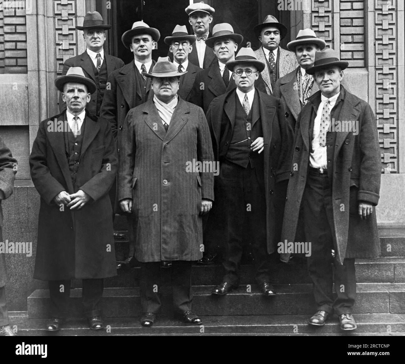 Washington, D.C.: c. 1928 United Mine Workers Officials, die an der Konferenz zum Thema Arbeitsbedingungen in der Kohleindustrie teilnahmen, umfassten: Front row, L-R: John McPhillpis, John L. Lewis, UMW President; Thomas Kennedy, Michael Carr. Philip Murray ist der zweite von links, obere Reihe. Stockfoto