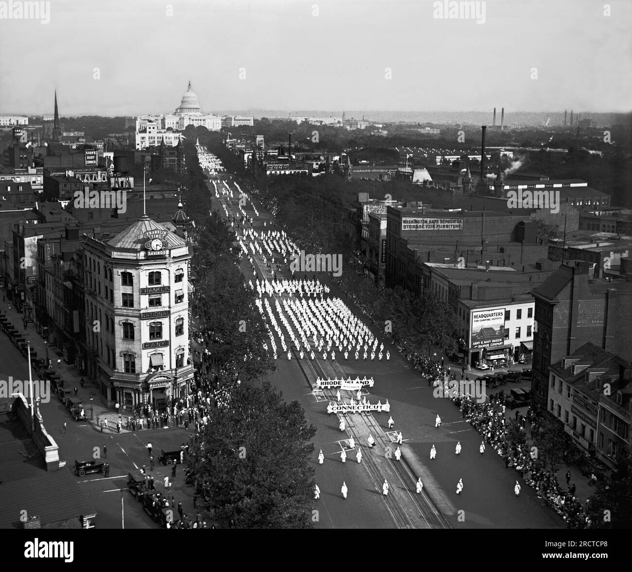 Washington, D.C. 13. September 1926 Eine Ku Klux Klan Parade entlang der Pennsylvania Avenue im Kapitol der Nation. Stockfoto