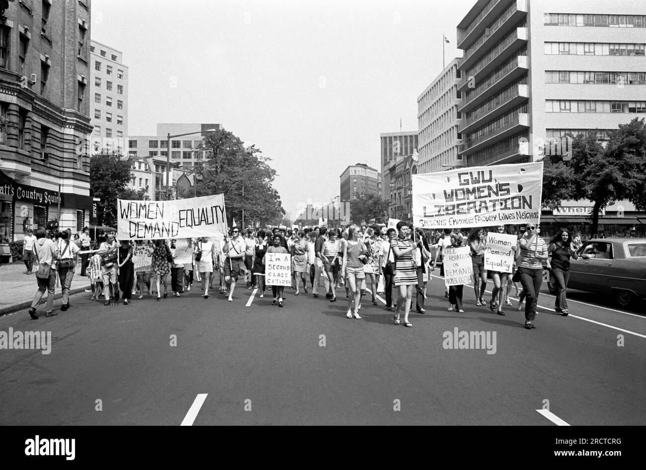 Washington, D.C.: 26. August 1970 Frauen mit Bannern und Schildern auf dem Weg vom Farrugut Square zum Lafayette Park während einer Demonstration für Gleichberechtigung für Frauen. Stockfoto