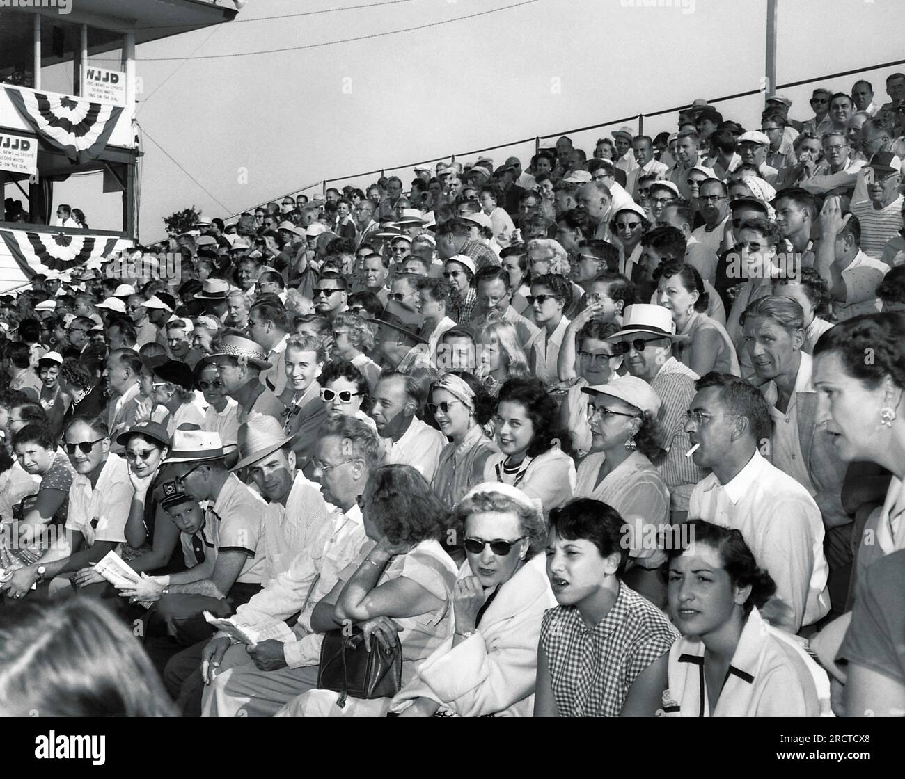 Chicago, Illinois: ca. 1953 die Menge auf einer der 18. grünen Haupttribünen während des All-American-Turniers 1953 im Tam-O'Shanter Country Club in Chicago. Stockfoto