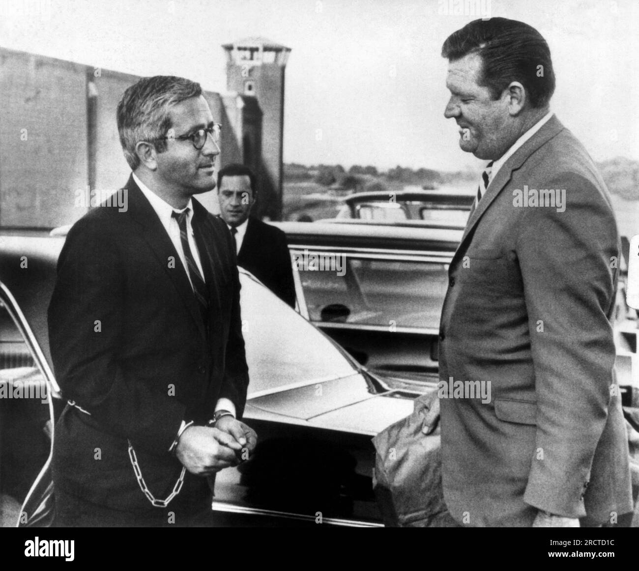 Lewisburg, Pennsylvania: 13. September 1968. Der ehemalige Wasserkommissar von New York City, James Marcus, wird von einem Bundesmarschall in das Bundesgefängnis in Lewisburg begleitet. Stockfoto