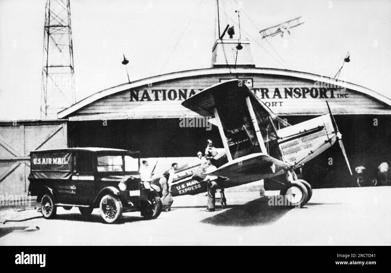 Vereinigte Staaten: 1925 Eine Lithografie eines Flugzeugs der National Air Transport, das die USA transportiert Luftpost. Stockfoto