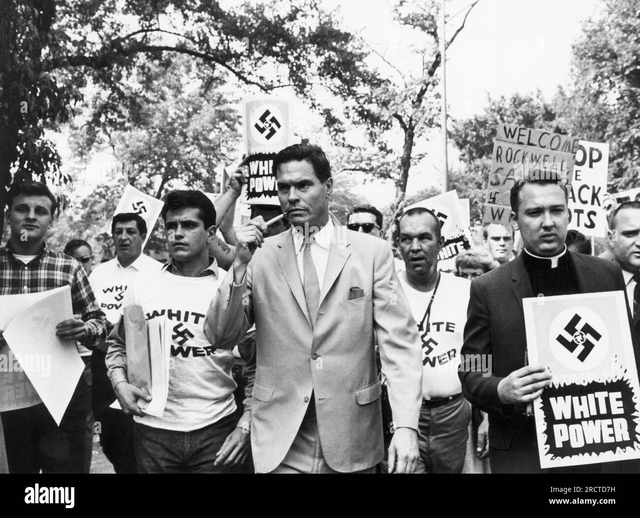 Vereinigte Staaten: George Lincoln Rockwell, Gründer der amerikanischen Nazi-Partei aus dem Jahr 1967, leitete eine Gruppe seiner Unterstützer. Stockfoto