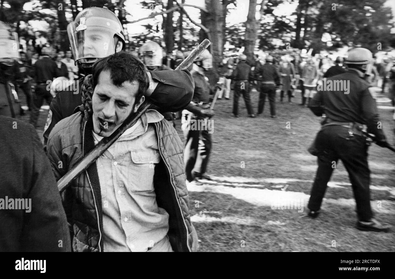 San Francisco, Kalifornien: 3. Dezember 1968 Ein Demonstrante der San Francisco State University wird in einem Würgegriff festgehalten, während er während der Studentenstreikproteste zu einem Paddelwagen gebracht wird. Stockfoto