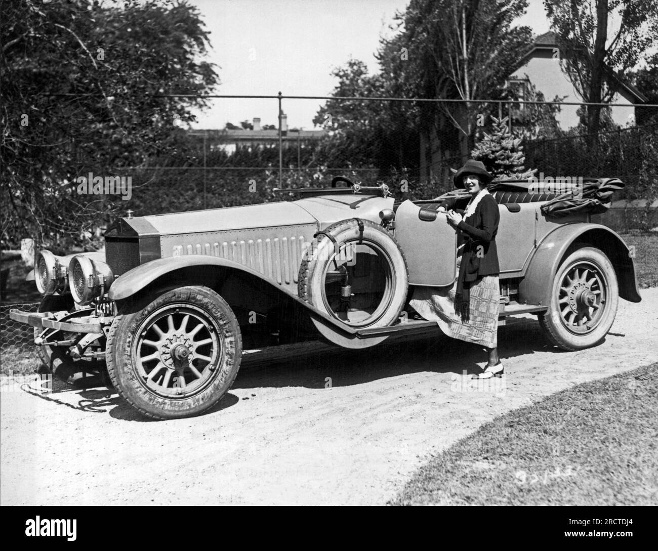 Great Neck, New York: 19. September 1921 Filmstar Mabel Normand macht sich bereit für eine Fahrt rund um Long Island in Raymond Hitchcocks Rolls Royce. Stockfoto
