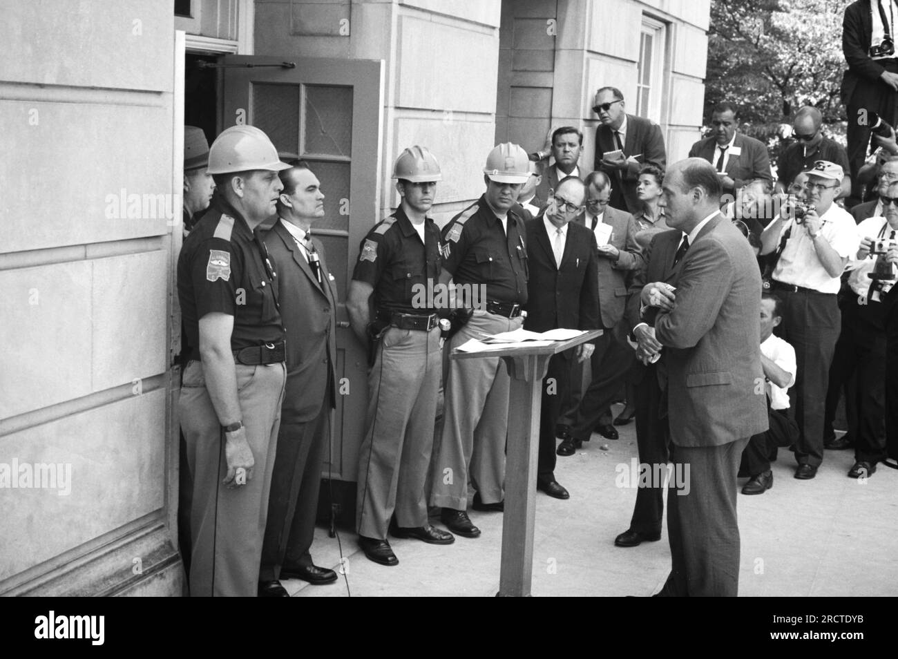 Tuscaloosa, Alabama: 11. Juni 1963 Gouverneur George Wallace versucht, die Integration an der University of Alabama zu blockieren, steht vor der Tür des Foster Auditorium, während er von Deputy U.S. konfrontiert wird Generalstaatsanwalt Nicholas Katzenbach. Stockfoto