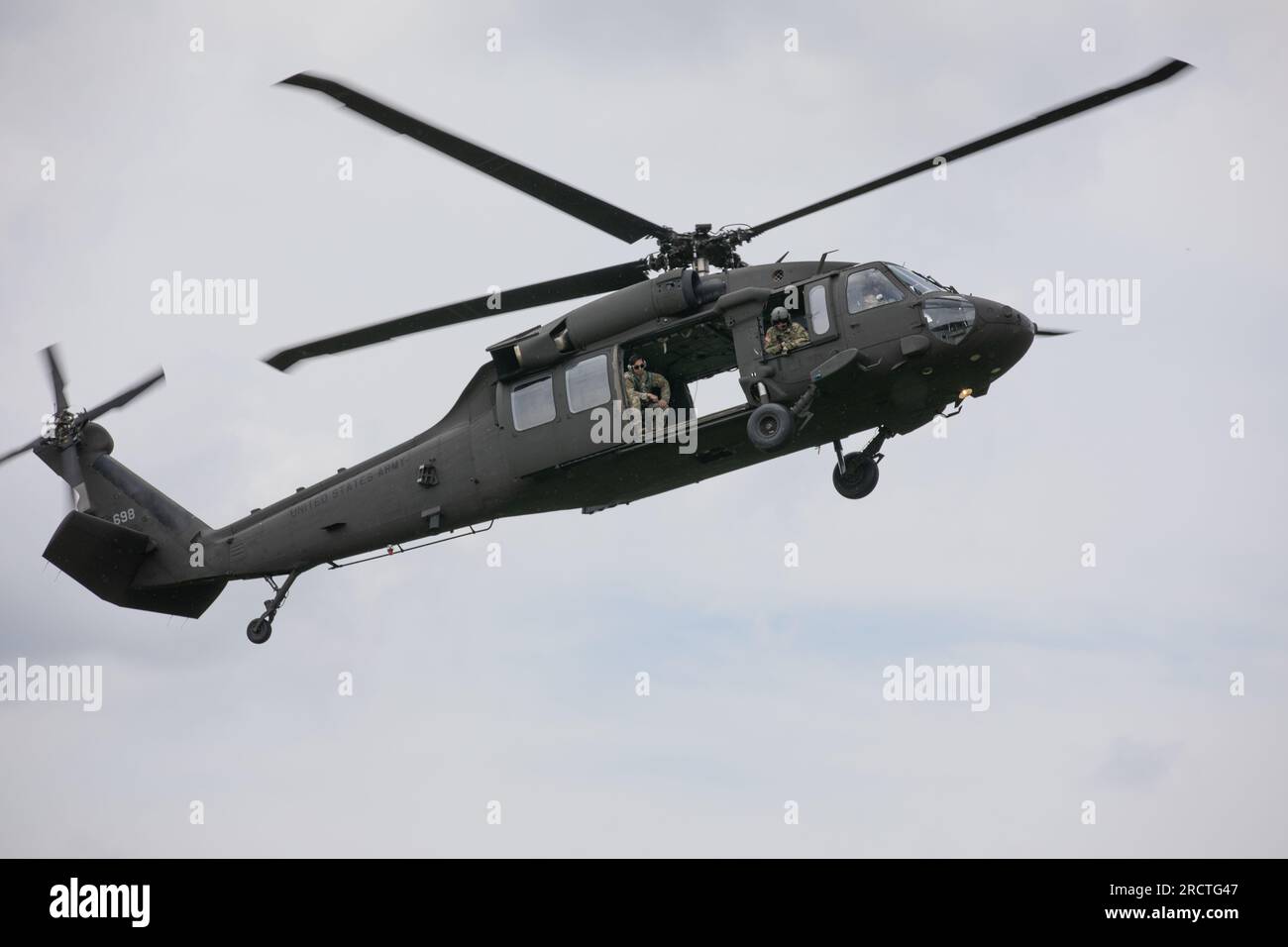 EIN US-AMERIKANISCHER Army UH-60 Black Hawk Helicopters, zugewiesen zu Charlie Company, 106. Aviation Detachment, Georgia National Guard, landet auf Stringer Drop Zone, Dahlonega, Georgia, 14. Juli 2023. Dieses Flugzeug unterstützt den Flugbetrieb und die Aufrechterhaltung der Flugzeiten. (US Army Reserve Foto von Sergeant 1. Class Austin Berner) Stockfoto
