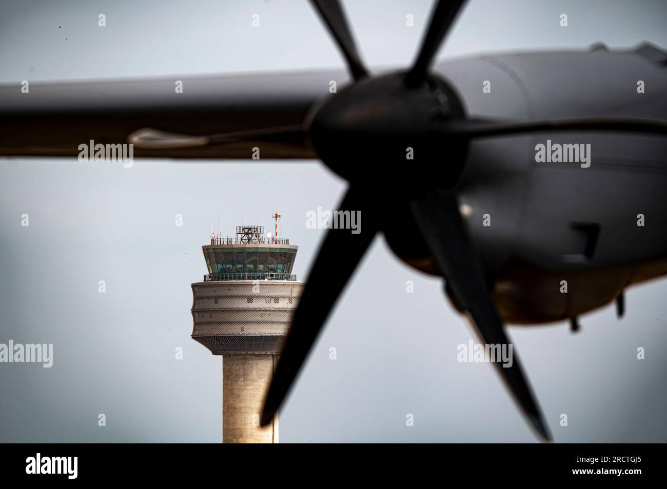 EIN US-AMERIKANISCHER Air Force C-130 Hercules vom 64. Air Expeditionary Wing Taxies in Position auf der Basis Aérea del Callao Bürgermeister General fap armando Revoredo Iglesias, 7. Juli 2023, Lima, Peru Resolute Sentinel verbessert die Bereitschaft des Militär- und interinstitutionellen Personals der USA und Partnerstaaten durch gemeinsame Ausbildung zur Interoperabilität der Verteidigung. Ingenieurprojekte und Wissensaustausch. (USA Air Force Foto von Master Sgt. Chris Hibben) Stockfoto