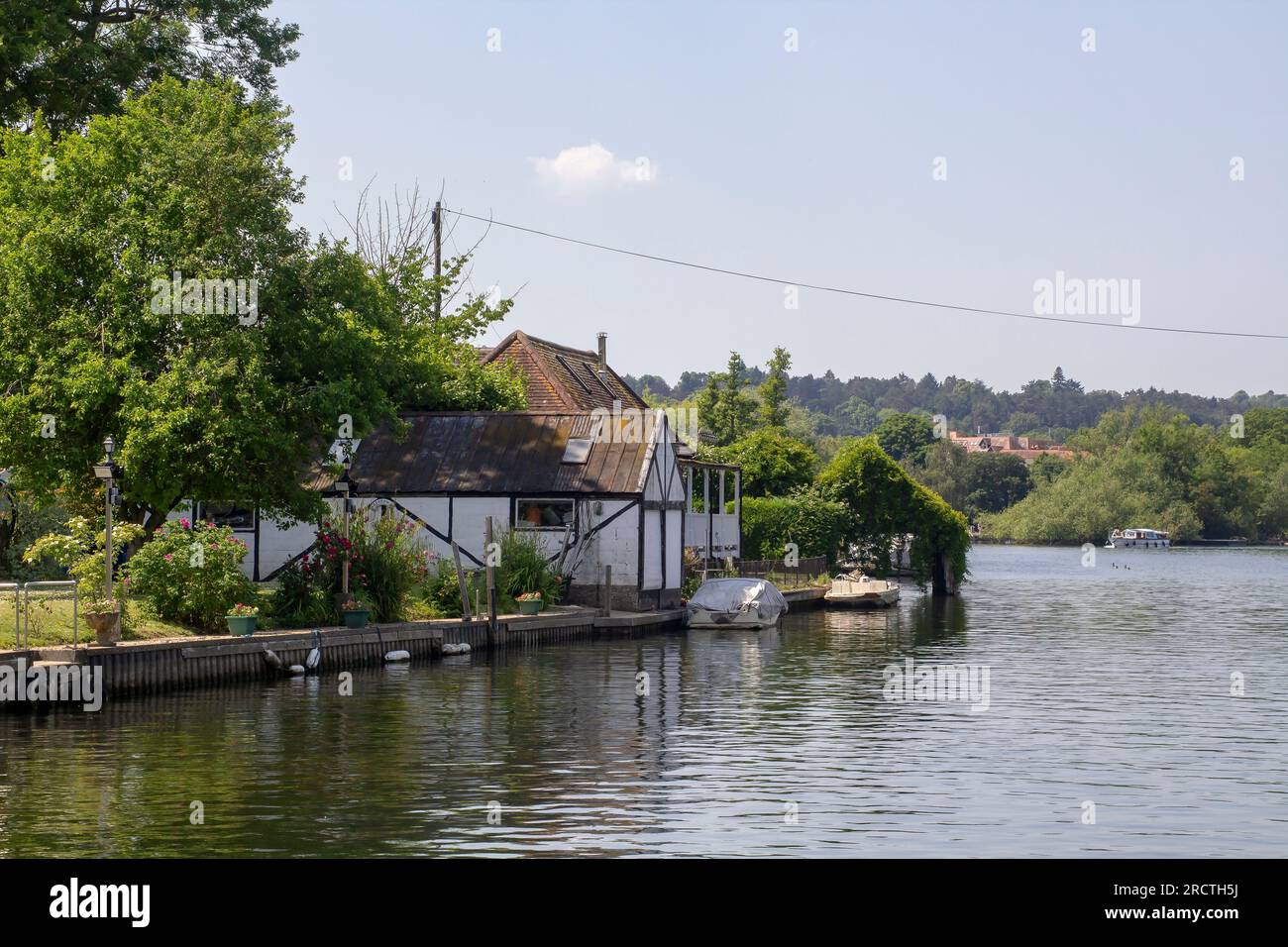 14. Juni 23 kleine Boote an der Themse in Henley-on-Thames in Oxfordshire, dem Ort der Royal Regatta, an einem schönen Sommernachmittag Stockfoto