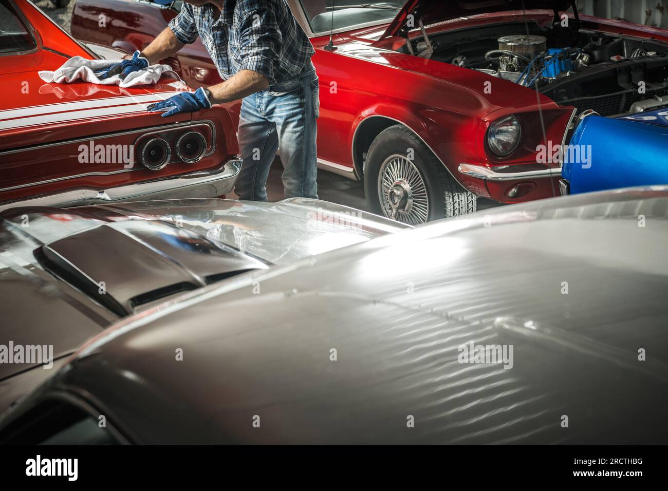 Besitzer der American Classic Cars Collection reinigt seine Traumautos in einem Laden. Stockfoto